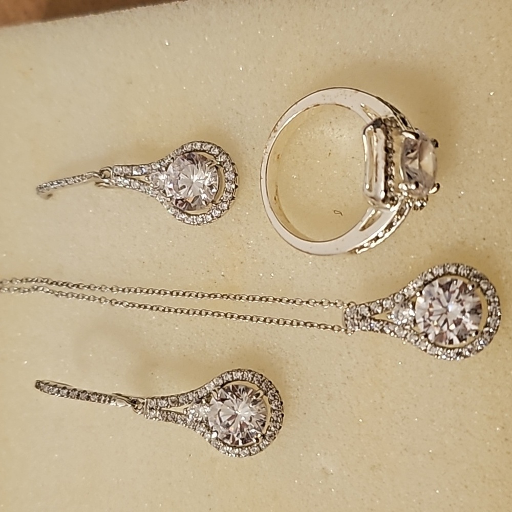 Set of earings, necklace and ring size 8